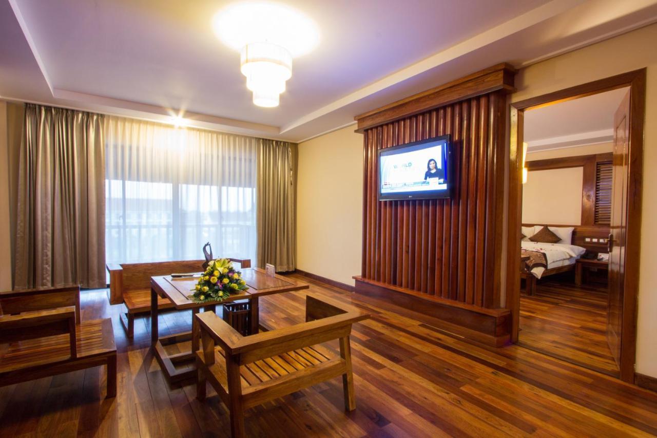 Royal Empire Premium Hotel Ciudad de Siem Riep Exterior foto